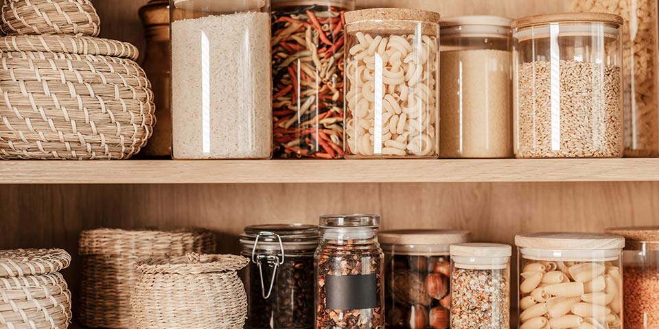 Lagern von Lebensmitteln im Vorratsraum • Möbel Bald