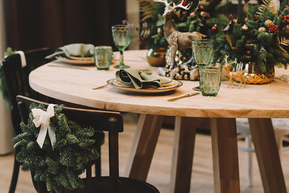 Dunkelrot und Kiefergrün • Möbel Bald